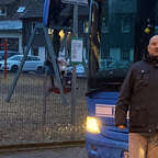 Manuel Spittmann vor einem Bus vor der Grundschule Bad Lauterberg