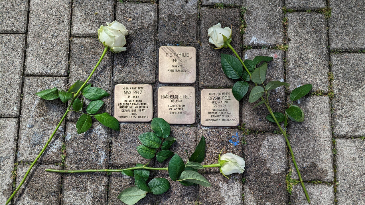 Weiße Rosen zum Gedenken an die Familie Pelz