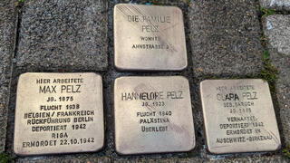 Die Stolpersteine für Max und Clara Pelz sowie deren Tochter Hannelore am Postplatz