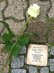 Glänzt wieder, der Stolperstein für Karl Pape in der Hauptstraße 21