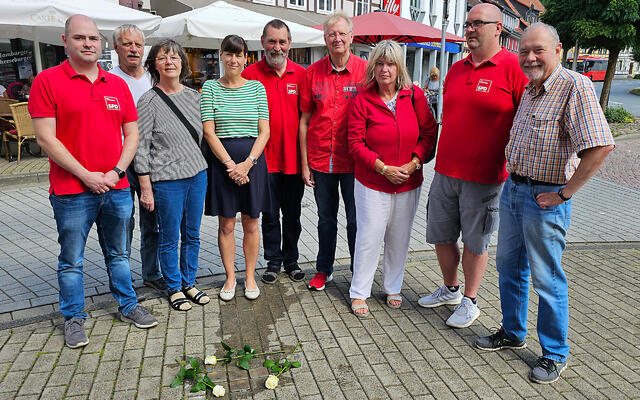 Nils Gehrke, Karl Heinz Bleß, Monika Haase, Petra Schultheis, Uwe Speit, Thomas Gans, Barbara Rien, Manuel Spittmann und Gerhard Oberländer. Nicht auf dem Foto: Rainer Jakobi, der Passanten den Hintergrund der Aktion erläuterte.