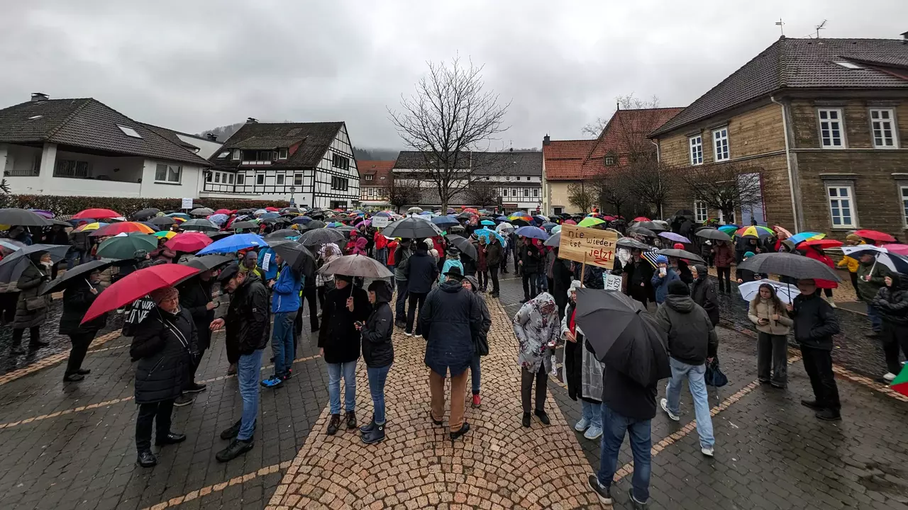 500 Menschen versammeln sich auf dem Kirchparkplatz und demonstrieren für Demokratie
