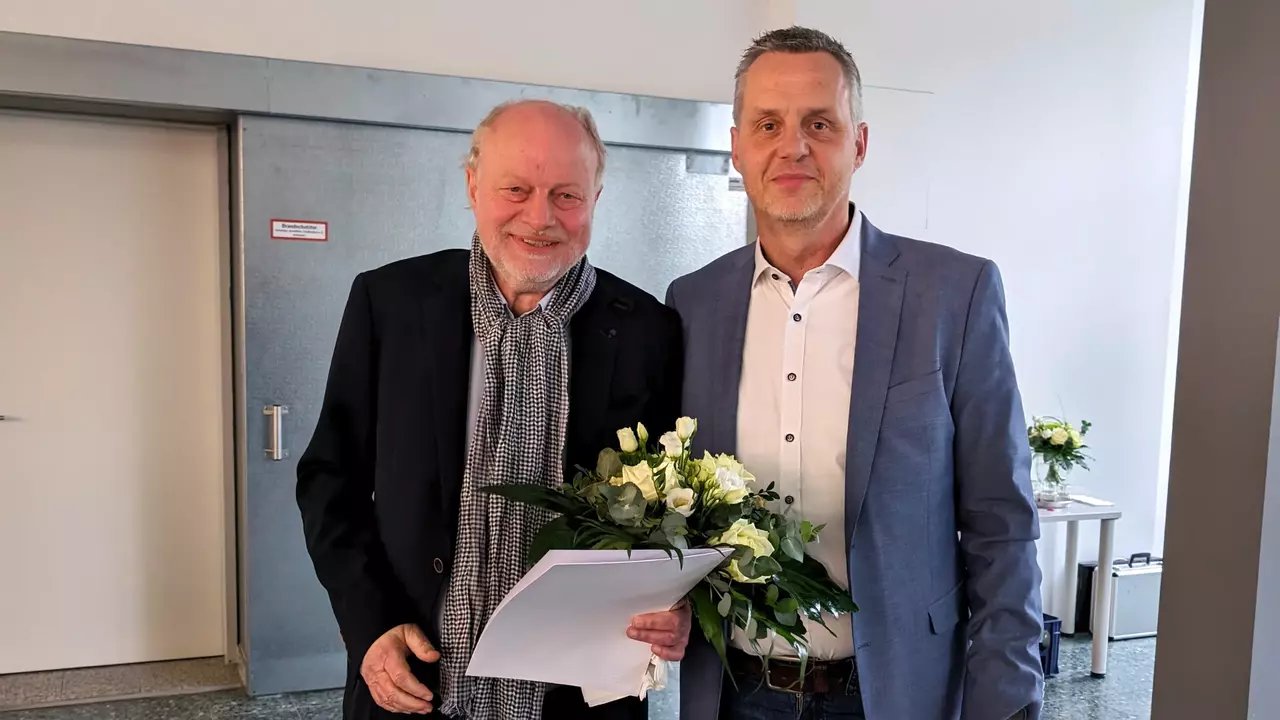 Verabschiedung von Holger Thiesmeyer aus dem Rat durch Bürgermeister Rolf Lange