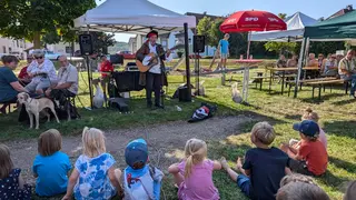 Frank Bode spielt als „Piet der Pirat“ vor Kindern