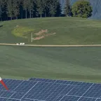 Windkraft und Agri-PV – KI-generiertes Bild zur Veranschaulichung