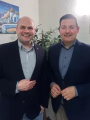 Marcel Riethig gratuliert Nils Gehrke zur Wahl als Bürgermeisterkandidat. 