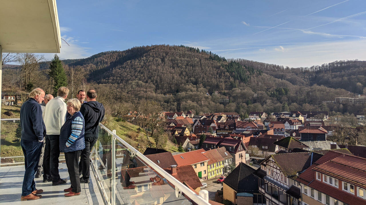 Menschen auf einem Balkon mit Blick auf Bad Lauterberg bei gutem Wetter