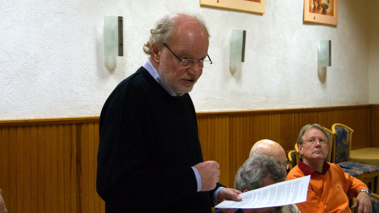 Holger Thiesmeyer berichtet mit einem Notizzettel in der Hand zum Standpunkt der Fusion