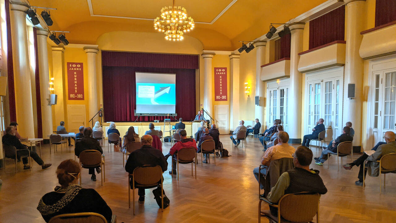 Uwe Speit spricht vor Bürger*innen im Kurhaus zu einer möglichen Fusion mit Walkenried.