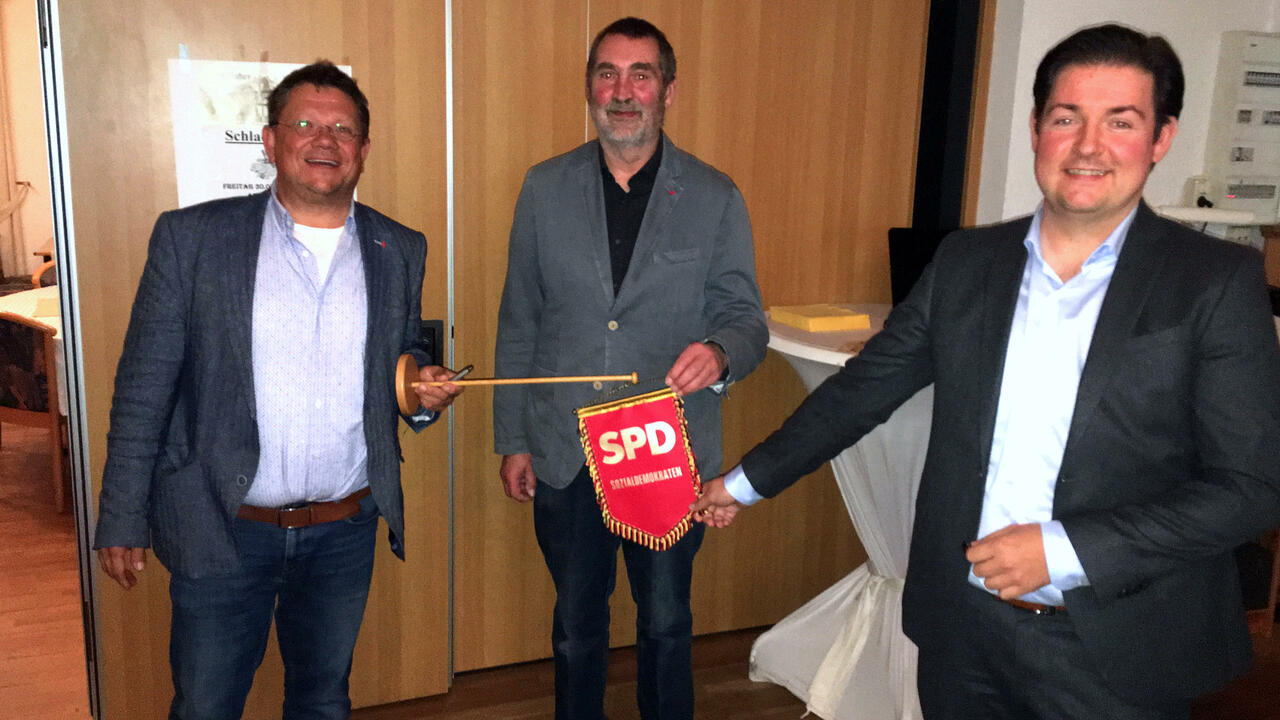 Andreas Philippi, Uwe Speit und Marcel Riethig halten den Wimpel des Ortsvereins hoch. Foto: Thomas Gans